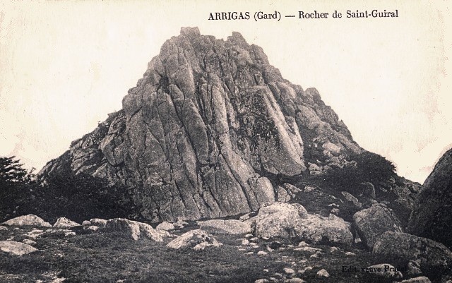 Le rocher de Saint Guiral (cpa) 