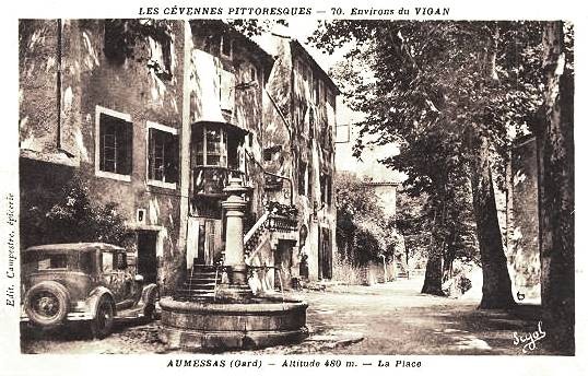 La place et la fontaine (cpa) 