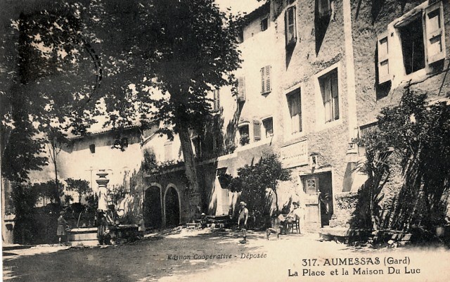 La place et la Maison Marquès du Luc (cpa) 