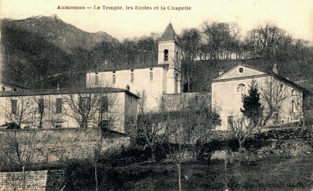 Le temple, les écoles et la chapelle (cpa) 