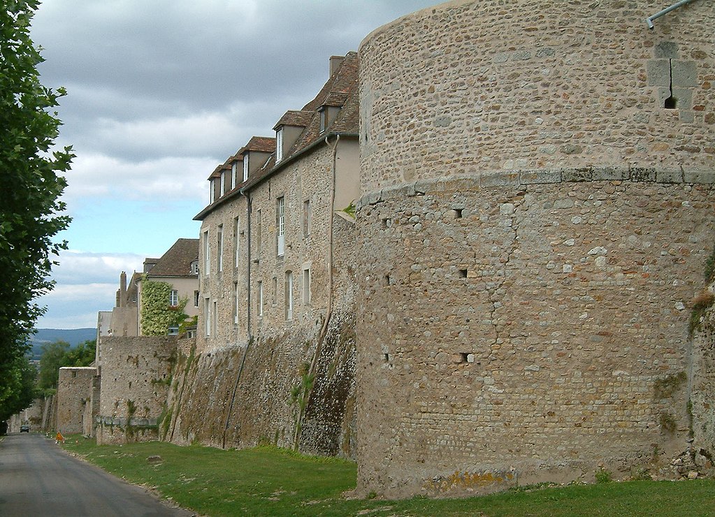 Autun (Saône-et-Loire) Les remparts gallo-romains