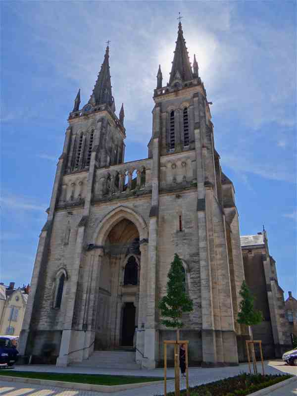 Bourbon-Lancy (Saône-et-Loire) L'église