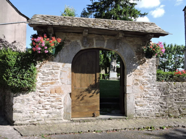 Boussac aveyron entree parc et eglise