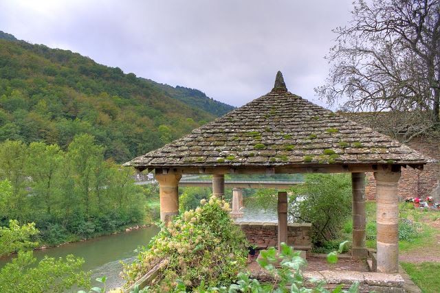 Brousse le chateau aveyron oratoire du cimetiere