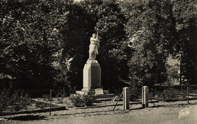 Creissels aveyron le monument aux morts cpa