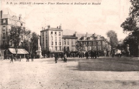 La place du Mandarous et le boulevard de Bonald en 1908 (cpa)