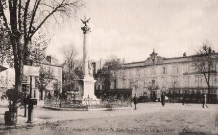 La place du Mandarous et le Grand Hôtel en 1920 (cpa)