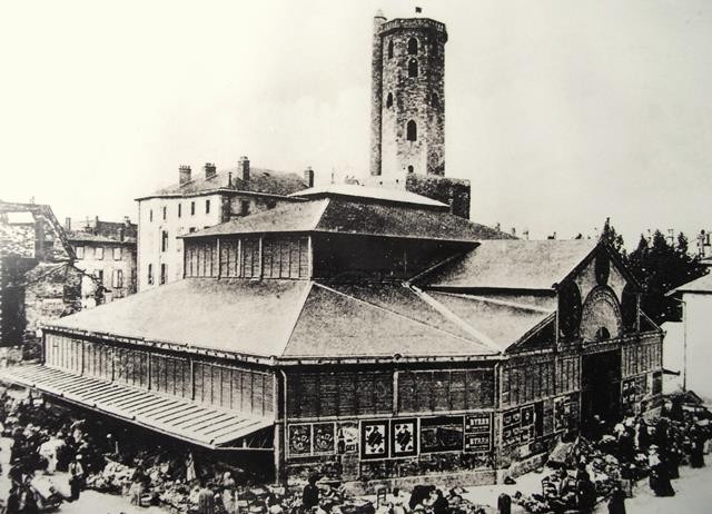 Les halles (cpa)