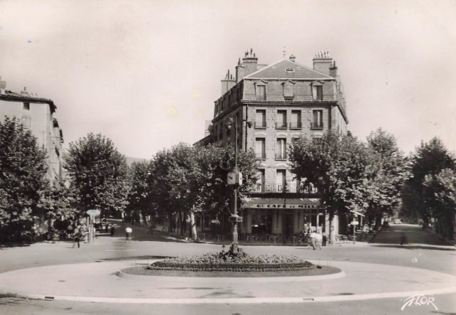 La place du Mandaroux (cpa)