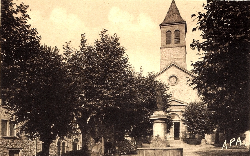 Saint-Georges-de-Luzençon (Aveyron) L'église et la fontaine