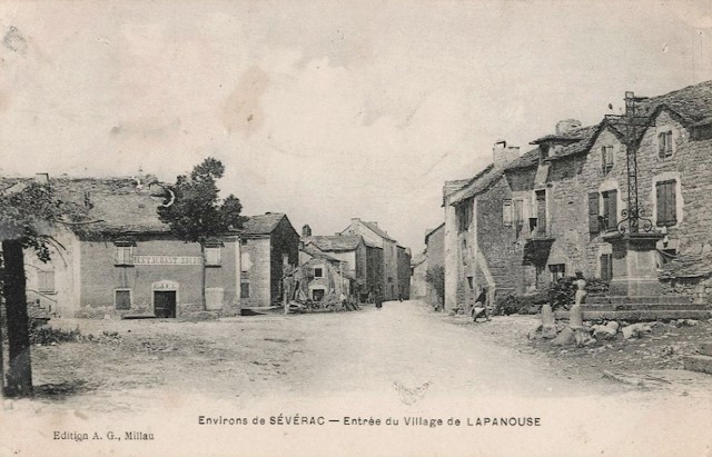 Lapanouse, l'entrée du village (cpa)