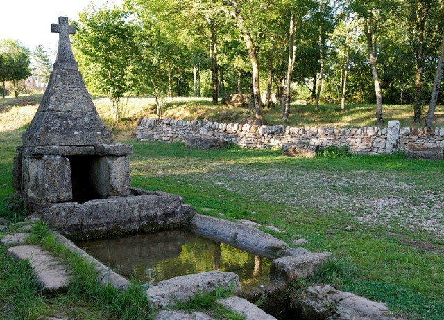 Lapanouse, fontaine de Cornuejouls