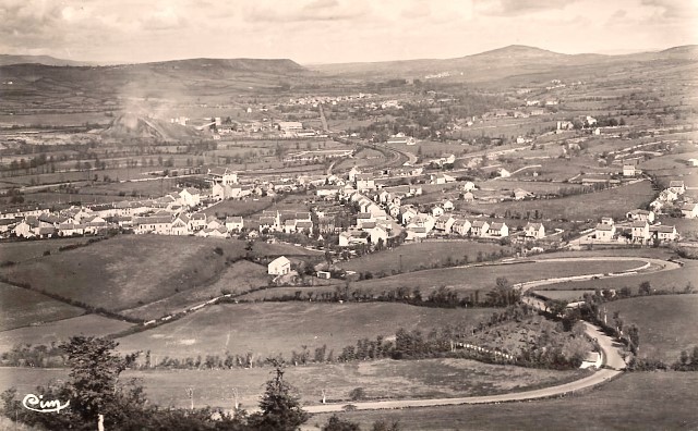 Lapanouse, la gare et la plaine (cpa)