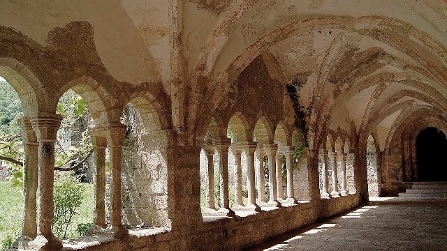 Sylvanes aveyron abbaye cloitre est